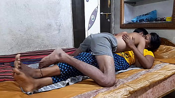 Couple tamoul indien de 18 ans baise avec un gourou du sexe maigre en chaleur donnant de l'amour à sa copine - Full Hindi