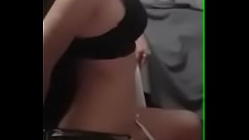 Jolie péruvienne en lingerie sexy