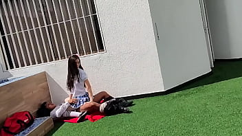 Jovens estudantes fazem sexo no terraço da escola e são flagrados por uma câmera de segurança.