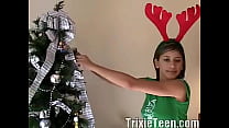 Trixie joven muestra su agujero en escena en solitario para Navidad