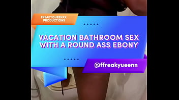Sexo en el baño de vacaciones con una ébano de culo redondo (VIDEO COMPLETO EN XRED)