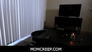 MomCreep - Milf Stiefmutter fickt Stiefsohn, weil er ihre sexy Dessous gekauft hat