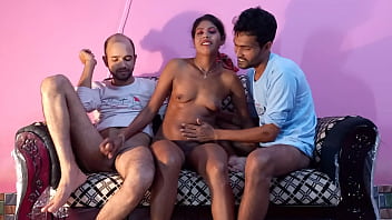 Petite amie amateur ses deux copains avec première baise hardcore Trio bengali porno