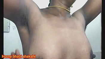 Bhabi mostra seus mamilos, axilas peludas, buceta peluda para meio-irmão. Ele fodeu buceta cremosa com gemidos