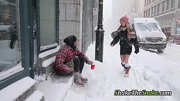 Shake the Snake - Eine zierliche Blondine, die von einem tätowierten Obdachlosen hart genagelt wird