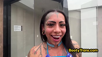 bootylicious tatuado transexual culo follada en doggystyle por los hombres