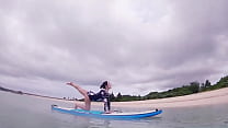 समुद्री सर्फिंग बोर्ड पर योग