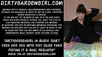 Dirtygardengirl em camisa preta fodendo a bunda dela com o punho vibrador, em seguida, agarrando-o e prolapso anal