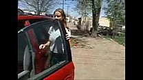 Une femme au foyer baise pour payer les dommages causés par une voiture (partie 1 d.)