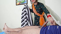 Als das junge indische Dienstmädchen die Decke entfernte, war sie erstaunt, meinen prallen Schwanz zu sehen.