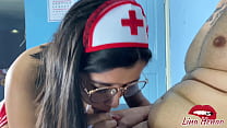 JEU DE RÔLE - Une infirmière en chaleur veut baiser, alors elle suce la bite de son patient, tu veux être mon patient ? - PARTIE 1