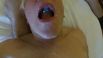 Grand-père en chaleur aime le sperme frais dans sa bouche - Partie 3