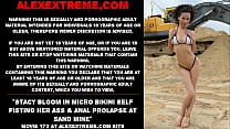 Stacy Bloom im Mikro-Bikini selbst fisting ihren Arsch und Analprolaps in der Sandmine