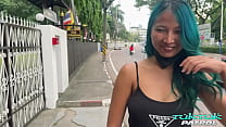 Gata tailandesa gostosa e com tesão arrasa no grosso pênis branco que acabou de conhecer
