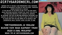 Dirtygardengirl in gelber Bluse fickt riesigen Elefantenrüsseldildo & Analprolaps