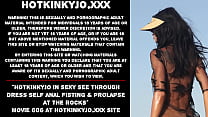 Hotkinkyjo en sexy vestido transparente auto fisting anal y prolapso en las rocas