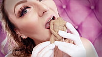 ASMR mangeant une vidéo de fétichisme alimentaire - fille avec des bretelles mangeant un homme en chocolat - vore géante (Arya Grander)