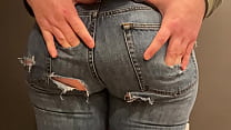 Manoseando el trasero perfecto en jeans rasgados
