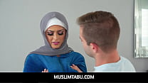 MuslimTabu - Une jeune femme au gros cul en hijab apprend de nouvelles façons