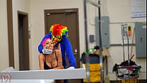 La estrella porno de ébano Jasamine Banks es follada en una lavandería ocupada por Gibby The Clown