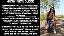 Hotkinkyjo en vestido azul toma un enorme consolador de mrhankey en el culo y prolapso anal en el sendero del bosque