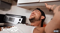 Sunny D e Tommy guardano Gabriel mentre ripara il lavandino finché non se ne accorge e fa una mossa sessuale con loro - Twink Pop