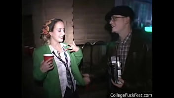 Studentessa universitaria viene scopata mentre gli altri guardano durante una festa del Fuck Fest