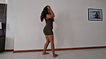Latina mit dickem Arsch tanzt mit nassem Höschen