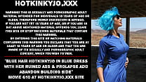 Cabello azul Hotkinkyjo en vestido azul fisting su culo arruinado y prolapso y abandono del lado del edificio