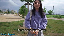 公共エージェント - スリムで自然なイタリアの大学生は、素早い現金のために彼女の素敵なおっぱいと小さなお尻を使用します