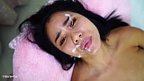 Masturbierende Asiatin bekommt Gesichtsbesamung