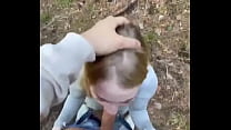 Baiser en public dans la forêt avec une salope blonde