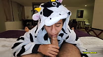 Anal Fucking POV Dreichwe em um pijama de vaca chupando e montando meu grande pau sem cortes até ganhar meu leite quente - Camilo Brown