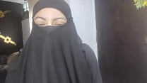 Une vraie femme arabe amateur en chaleur éjacule sur son niqab se masturbe pendant que son mari prie HIJAB PORN