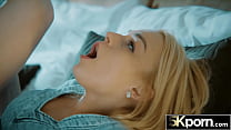 5kporn симпатичная блондинка играет со своей киской перед сексом