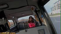 19-jährige Taxifahrerin mit kleinen Titten wird von einem großen weißen Schwanz in die Muschi gefickt
