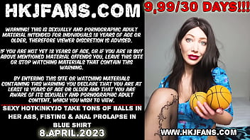 Sexy Hotkinkyjo leva toneladas de bolas na bunda, punhos e prolapso anal em camisa azul