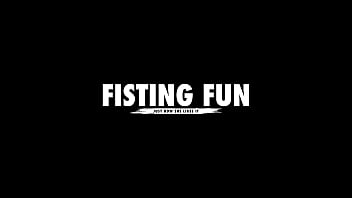 Fisting-Spaß zum ersten Mal. Kira Viburn Analfisting mit Stacy Bloom, keine Muschi, große Lücken, echter Orgasmus FF026