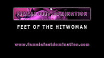 Hitwoman lesbiana en bondage de cuero con olor a pies - Remolque
