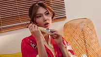 traviesa asiática joven mujer sudorosa masturbarse en kimono durante la tarde de verano