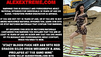 Stacy Bloom fodendo a bunda dela com vibrador de dragão vermelho de mrhankey e prolapso anal na mina de areia