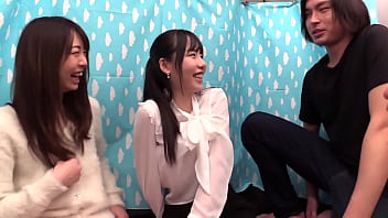 Mayu (21 ans) et Asuka (20 ans) ont exposé leur pantalon et leurs tétons dans une machine photo purikura à Ikebukuro, Tokyo ! Ils prenaient des photos érotiques purikura.