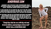 Sindy Rose fode a bunda dela com um grande vibrador anal vermelho terrorista e prolapso anal na rocha de lava