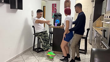 Dançando reggaeton com a namorada do meu amigo e eu esfrego meu pau na bunda dele na frente dele para excitar sua história NTR Netorare