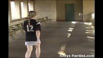 サッカーユニフォームとミニスカートで遊ぶキティ