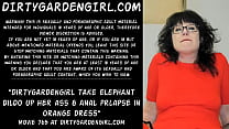 Dirtygardengirl nimmt Elefantendildo in ihren Arsch und Analprolaps im orangefarbenen Kleid