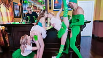 Tres chicas locas inician una orgía en un pub el día de San Patricio