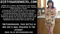 Dirtygardengirl leva mamadeira na bunda e prolapso anal na cozinha
