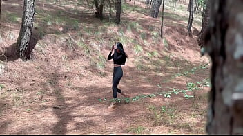 Карол Смит, сексуальная мексиканская латиноамериканка, соблазняет незнакомца помочь ей в лесу и кончает внутрь