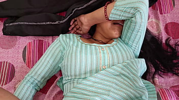 Linda garota gostosa Priya pela primeira vez Sexo doloroso com o áudio claro em hindi da meia-irmã